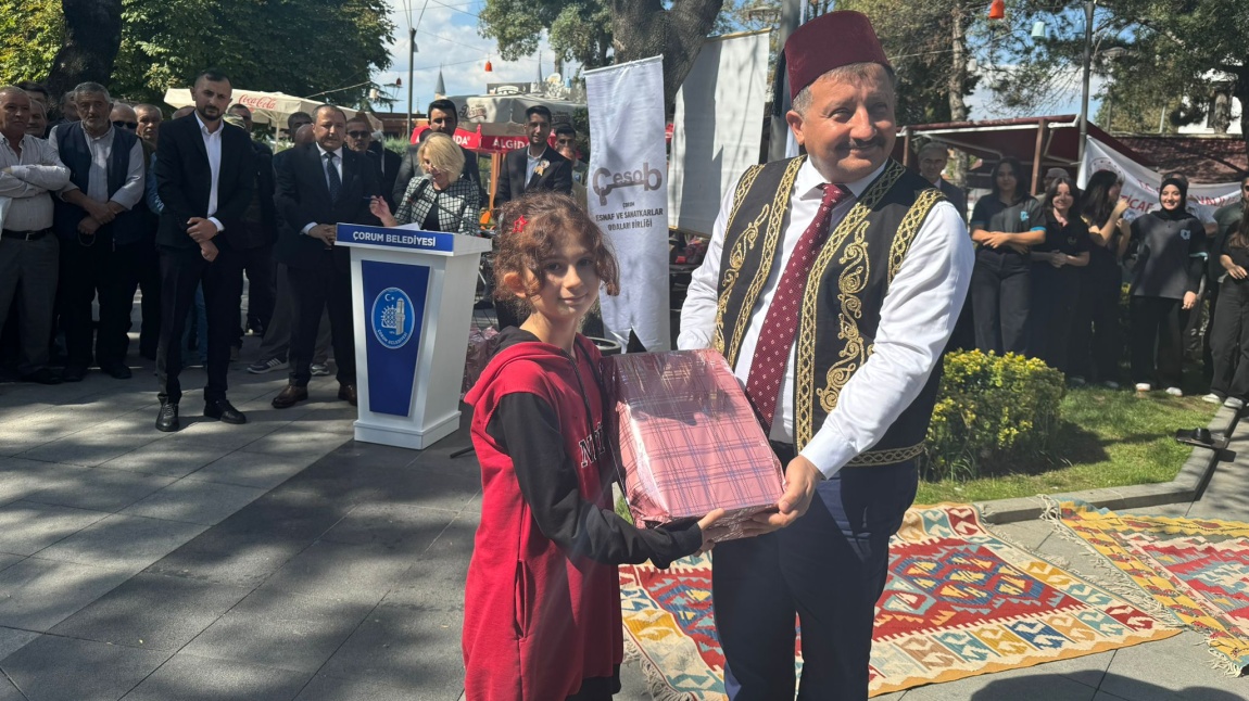 Ahilik Haftası Konulu Resim Yarışmasında Çorum 3.sü Olan Öğrencimiz Ödülünü Aldı.